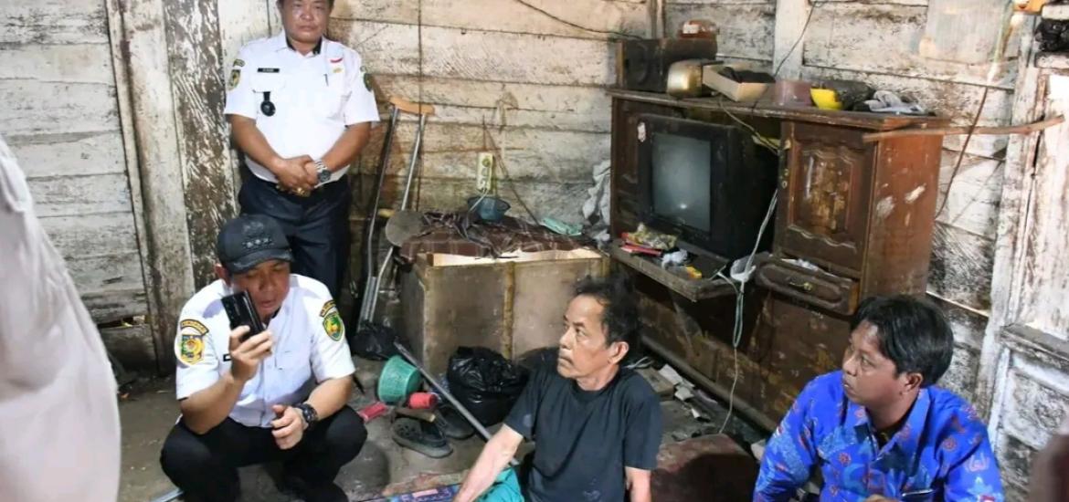 Walikota Bengkulu Dedy Wahyudi menemui keluarga Pandi dikelurahan pematang gubernur