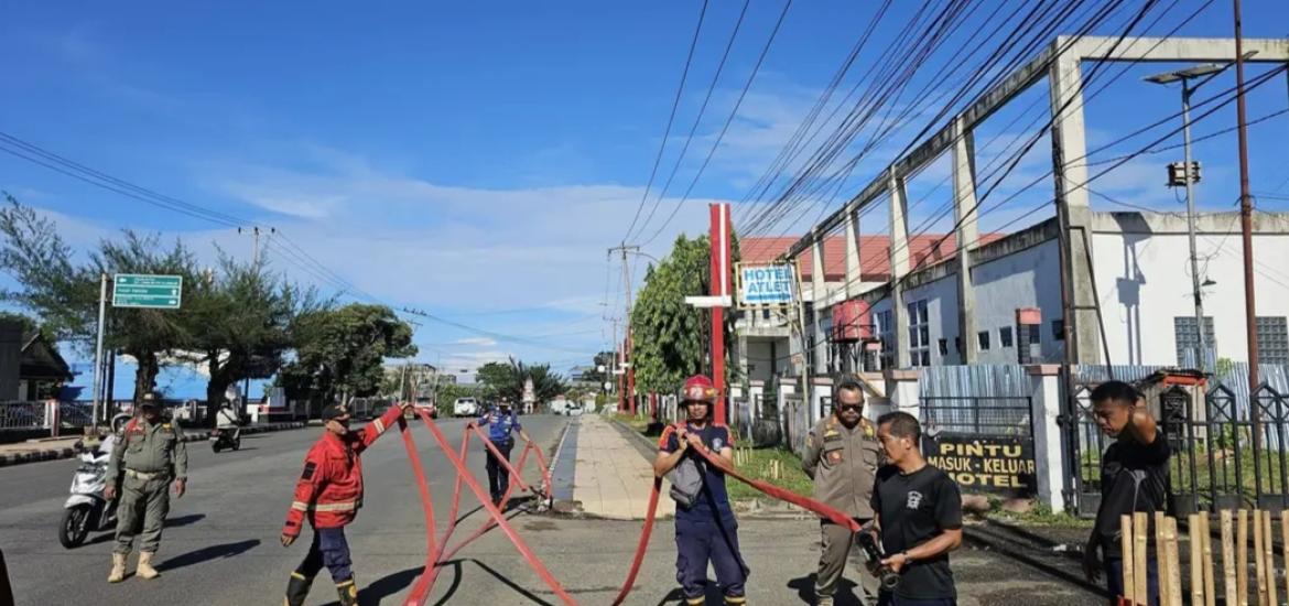 Satpol PP dan Damkar Turun Tangan Bersihkan Jalan Cendana
