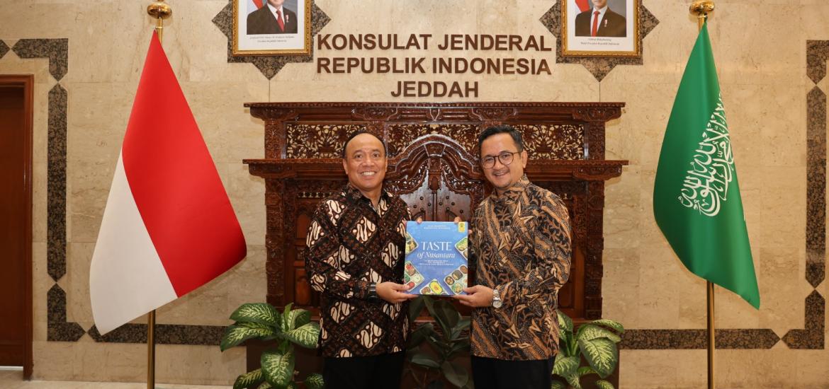 Penyerahan Buku Rasa Bhayangkara Nusantara versi Bahasa Inggris berjudul Taste of Nusantara