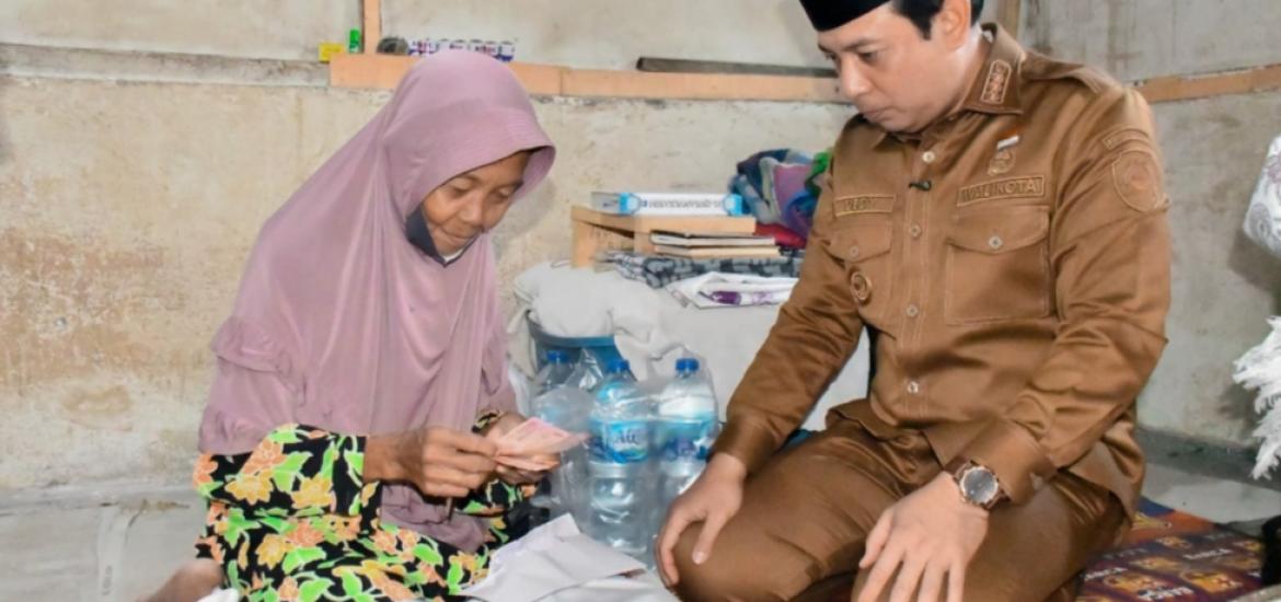 Walikota Bengkulu Dedy Wahyudi serahkan bantuan dari Baznas