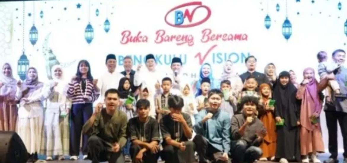 Dedy Wahyudi Serahkan THR dan Santunan Anak Yatim Saat Bukber Bengkulu Vision