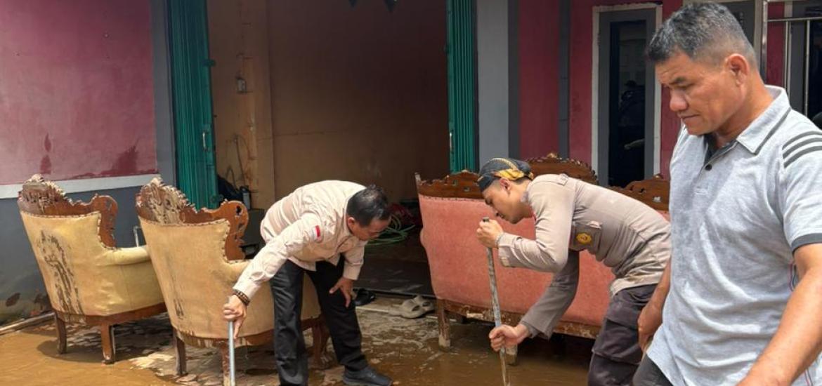 Ketua DPRD Lebong Turun Langsung ke Lokasi Banjir, Salurkan Bantuan hingga Bersihkan Rumah Warga