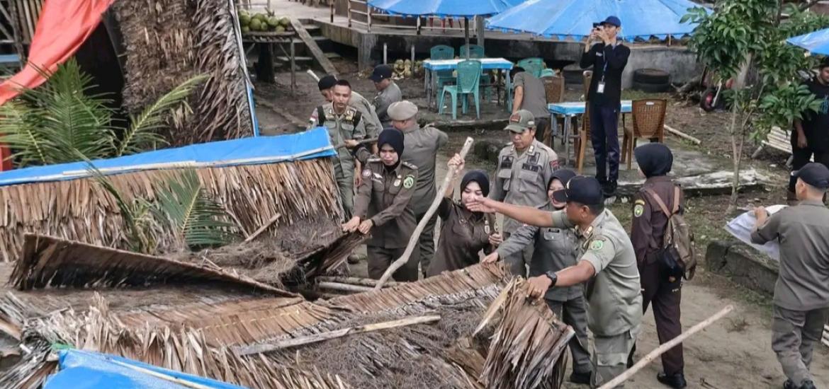 Pemkot Bengkulu Bersihkan Puing Pondok Liar