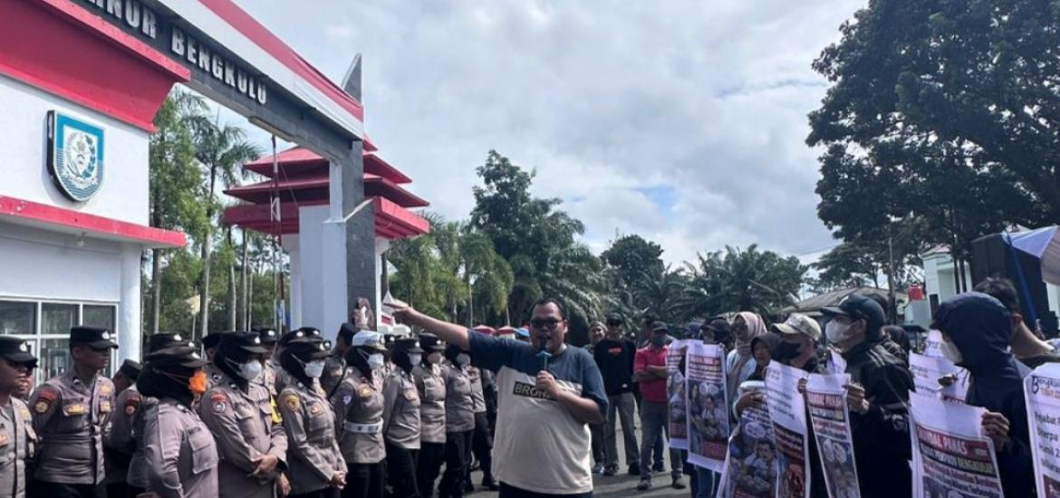 Massa Demontran Didepan Kantor Gubernur Bengkulu