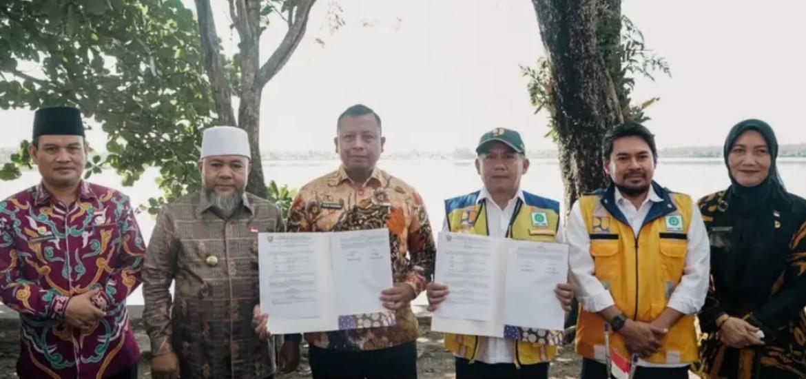 Foto : penandatanganan berita acara oleh Kepala Dinas PUPR Provinsi Bengkulu, Tejo Suroso, dan Kepala Satuan Kerja Pelaksanaan Cipta Karya Provinsi Bengkulu, Antonius Lolon.