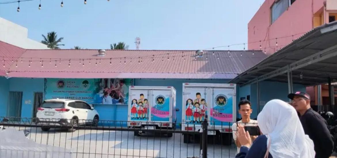 Foto Gerbang Yayasan Damar Gizi Bangsa ditutup