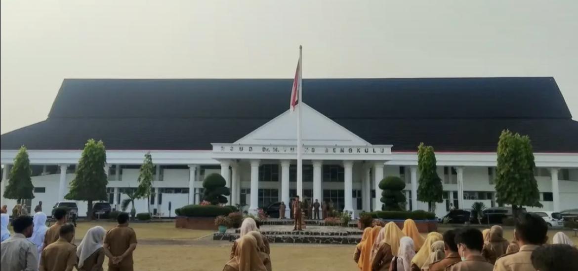Tingkatkan Pelayanan, Sekda Herwan Antoni Pimpin Apel Pagi Keliling di RSUD M. Yunus
