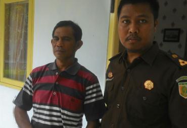 Mardi, didampingi penyidik Kajari Bintuhan setelah ditetapkan sebagai tersangka
