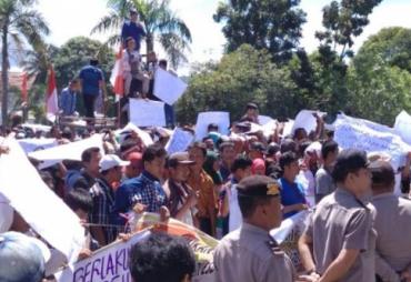 Massa dari Bengkulu Tengah menggelar aksi unjuk rasa di depan Kantor Gubernur Bengkulu