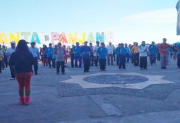 Masyarakat dan ASN mengikuti senam fantastis dengan antusias