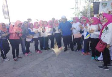 Plt Gubernur Rohidin Mersyah foto bersama usai melakukan senam fantastis