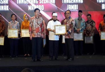 JAKARTA – Walikota Bengkulu Helmi Hasan menerima Anugerah Indonesia Attractiveness dari Majalah Tempo, Jumat malam (29/09/2017) di Java Ballroom, The Westin Jakarta, Jalan H. R Rasuna Said, Karet Kuningan, Jakarta. Penyerahan Anugerah dilakukan oleh Menteri Dalam Negeri Tjahjo Kumolo yang diwakili oleh Prof. Zuhdan Arif Fakrulloh.  Terpilihnya Kota Bengkulu sebagai pemenang Indonesia Attractiveness Award 2017 menunjukkan adanya potensi besar Kota Bengkulu dalam menarik minat para investor berbagai industri 
