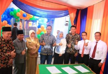 Wawalikota Bengkulu meresmikan Bank Perkreditan Rakyat Syariah (BPRS) Adam