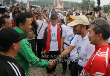 Wawalikota Bengkulu menyambut Menpora Imam Nahrawi dalam rangka melepas Gowes Nusantara
