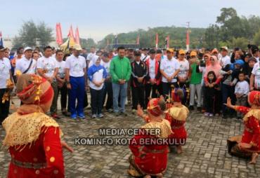 Wawalikota Bengkulu menyambut Menpora Imam Nahrawi dalam rangka melepas Gowes Nusantara