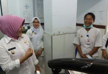 Wakil Walikota Bengkulu Patriana Sosialinda meninjau langsung pelayanan kesehatan RSUD Kota Bengkulu