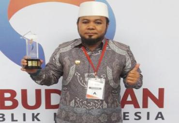 Walikota Bengkulu Helmi Hasan menerima Penghargaan Predikat Kepatuhan Tinggi 2017 dari Ombudsman RI