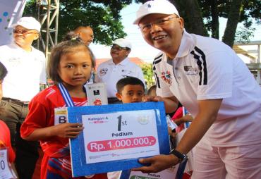 Plt Gubernur Rohidin Mersyah memberikan hadiah kepada pemenang lomvba Kids Marathon 2017
