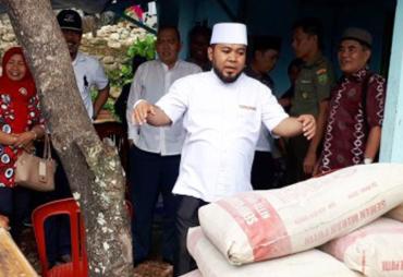 Walikota menyerahkan secara langsung bantuan pasca runtuhnya tembok SMAN 4 Kota Bengkulu