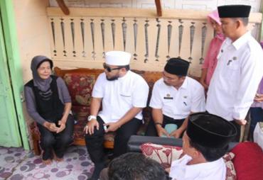 Walikota Helmi memberikan bantuan kepada warga RT. 01 Kelurahan Kebun Keling Kecamatan Teluk Segara Agustini untuk melakukan pengobatan kemotherapy