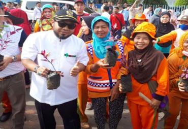 Walikota Bengkulu Helmi Hasan pimpin gerakan menanam bibit pohon dan tanaman pelindung di median jalan Kapuas