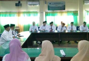Kepala Kanwil Kemenag Provinsi Bengkulu Drs. H. Bustasar. MS, M.Pd saat memimpin rapat koordinasi persiapan program yang akan dilakukan di tahun 2018.