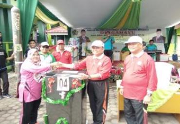 Asisten I Memberikan Hadiah Kepada Pemenang Jalan Santai