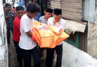 Jenazah korban digotong oleh warga (Foto : Rbtv.co.id)