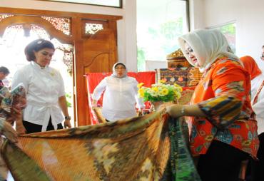 Rombongan OASE mengunjungi Rumah Batik Bengkulu “La Mentique”, di kawasan Penurunan Kota Bengkulu