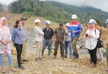 Tampak DPRD Lebong sedang berbincang dengan Pimpro PGE Proyek Hulu Lais dilokasi Klaster A PT PGE Proyek Hulu Lais yang terkena longsor 2016 lalu