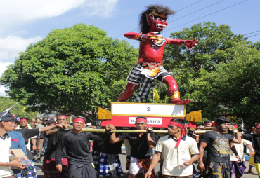 Pawai Seni ogoh–ogoh di Pura Kota Arga makmur.Kamis (15/3/2018)