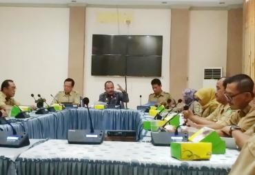 Sekretaris Daerah (Sekda) Drs. Muzakir Hamidi menggelar rapat kerja bersama beberapa OPD di ruang rapat Bupati, Desa Ujung Karang, Kecamatan Karang Tinggi Kabupaten Benteng, Selasa (13/03/2018). Sumber Foto : bengkulutengahkab.go.id