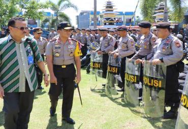 Ketua Rombongan Kompolnas Irjen Pol  ( Purn ) Drs. Yotje Mende, M. Hum didampingi Kapolda Bengkulu Coki Manurung saat mengecek secara langsung seluruh peralatan dan kendaraan yang akan di gunakan dalam pengamanan Pilwakot Bengkulu 2018. (Sumber Foto : tribratanewsbengkulu.com)