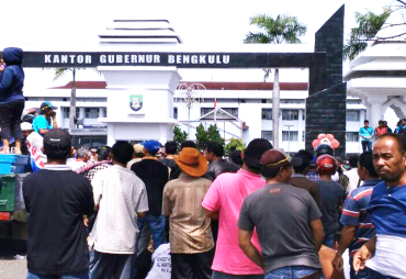 Ratusan massa yang tergabung dalam persatuan nelayan trawl Pulau Baai Bengkulu gelar aksi di depan Kantor Gubernur Bengkulu, Senin (26/3/2018)