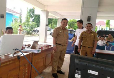 Kepala BPKAD H. Kisro Zanito saat lelang kendaraan dinas