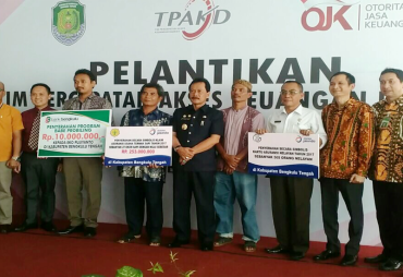 Program OJK, Bupati Lantik TPAKD Benteng