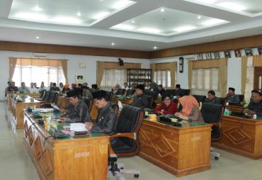 Anggota Dewan Bengkulu Utara mengikuti paripurna 