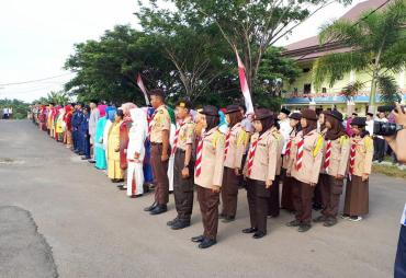 Pelajar Kota Bengkulu tampak ikut serta pada upacara bendera