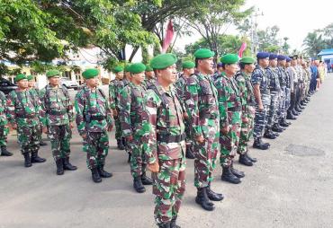TNI POLRI mengikuti upacara bendera
