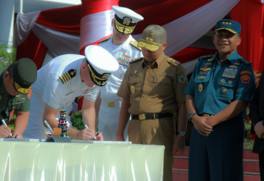Penandatanganan prasasti kerjasama PP 2018 di Halaman Kantor Gubernur Bengkulu, Senin (02/4/2018)