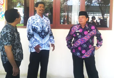 -- Penjabat Walikota Bengkulu Budiman Ismaun saat meninjau Autis Center di Jalan Irian Tanjung Jaya Kota Bengkulu, Kamis (5/4/2018) --