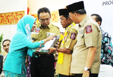 -- Penyerahan Bantuan Non Tunai PKH Dan BPNT oleh Mensos RI  --
