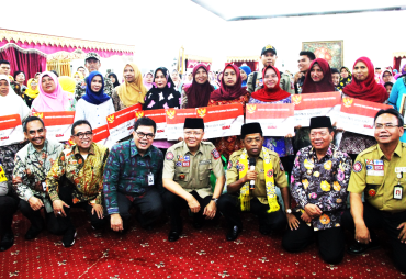 -- Penyerahan Bantuan Non Tunai PKH Dan BPNT oleh Mensos RI  --
