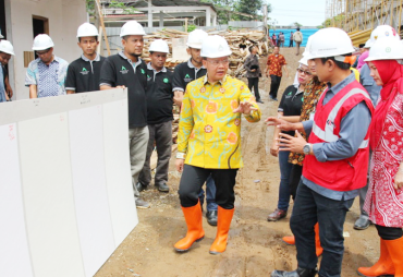 Tinjau Pembangunan Gedung Rawat Inap