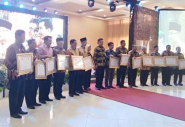 Penyerahan penghargaan kepada   13 Pemda Provinsi yang telah tuntas menyelesaikan TLHP pengawasan Itjen Kemendagri dengan predikat BAIK