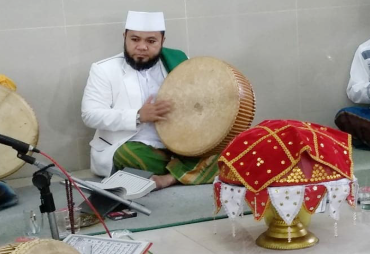Walikota Helmi Hasan saat ikur memainkan  rebbana