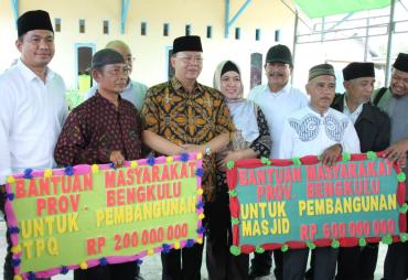 Plt Gubernur Bengkulu serahkan bantuan untuk pembangunan sarana ibadah di Palu