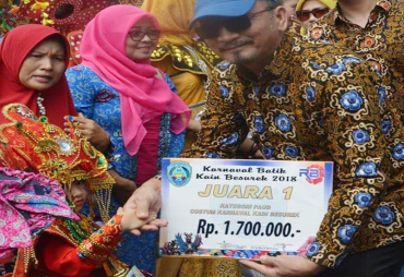 Sekda Kota Marjon memberikan Hadiah pemenang Karnaval Batik Besurek