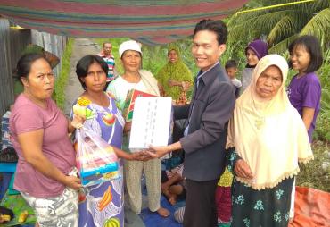 Aurego Jaya,  Caleg Provinsi Bengkulu Dapil Kota dari partai PKB berikan bantuan di RT.  8 Kel.  Sukamerindu
