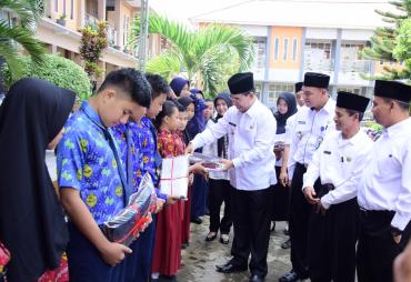 Pemkab RL Bagikan Seragam Sekolah Gratis